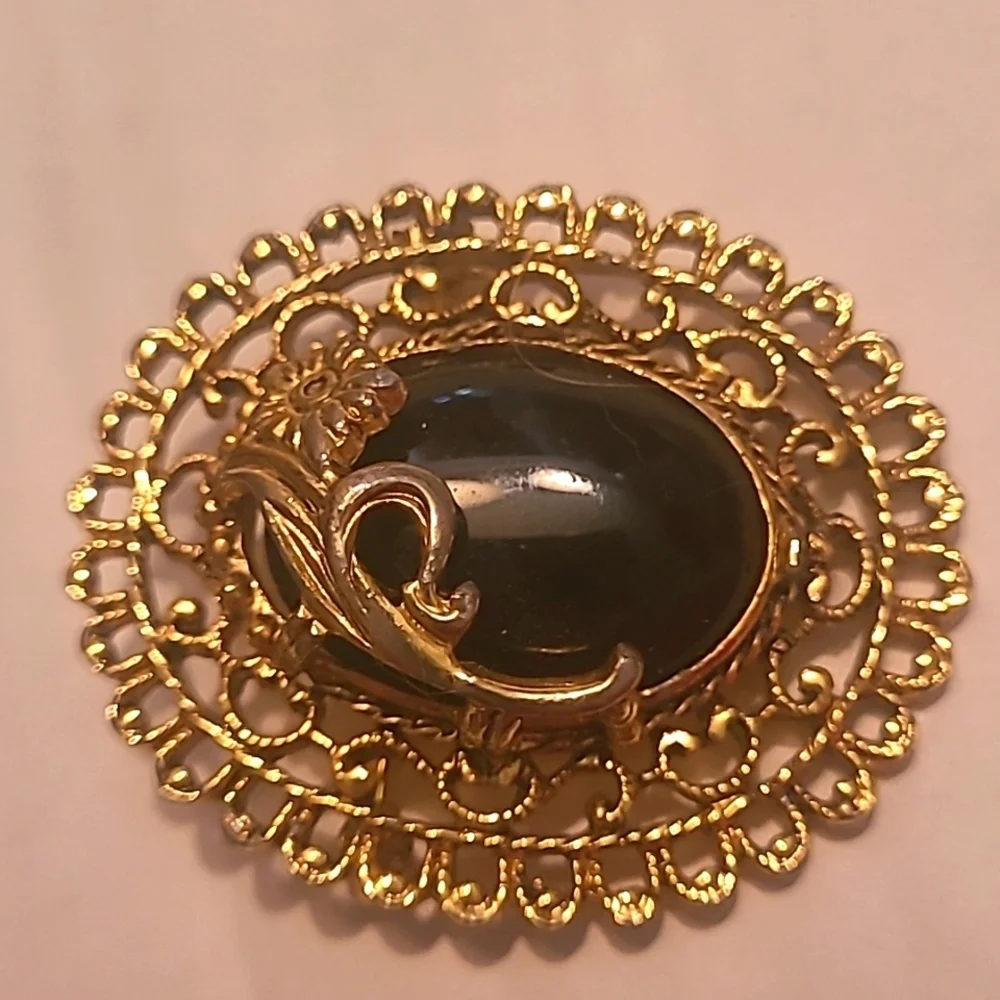 Brooch Vintage Black Bead  Cabachon gold filagree setting  flower embellished